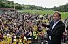 Jürgen Klopp winkt vor einer großen Menschenmenge auf dem Sportgelände des SV Glatten.
