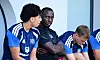 Bilal Nadir, Jean-Luc Dompe und Emir Sahiti sitzen beim HSV-Testspiel in Kematen auf der Bank.