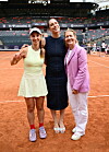 Tamara Korpatsch, Andrea Petkovic und Sandra Reichel posieren auf dem Sandplatz in Hamburg.