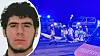 Polizei und Rettungskräfte an einer Unfallstelle nachts nahe dem Flughafen, im Vordergrund Feuerwehrauto.