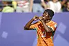 Yan Diomande jubelt im orangefarbenen Trikot vor violettem Hintergrund nach dem 2:0 für die Elfenbeinküste.