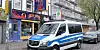 Ein Einsatzbus der Polizei vor dem Sex-Shop des Ex-St.-Pauli-Keepers.