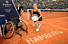 Lizzy de Greef kniet mit Pokal auf dem roten Sandplatz der Hamburg Wheelchair Open in Hamburg.