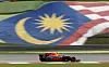 Max Verstappen im Red-Bull-Rennwagen vor einer großen Malaysia-Flagge beim Grand Prix in Sepang.