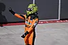 Lando Norris feiert im McLaren-Overall den Sieg beim Formel-1-Grand-Prix von Ungarn auf dem Hungaroring.