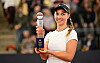 Tamara Korpatsch hält in Hamburg den Siegerpokal der MSC Hamburg Ladies Open 2026.