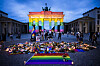 Nach-Anschlag-Berliner-Wahrzeichen-leuchtet-in-Regenbogenfarben