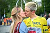 Tadej Pogacar küsst in Paris nach der Tour de France 2026 seine Freundin Urska Zigart.