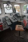 Steuerstand der Eisenbahndampffähre „Stralsund“ mit Instrumenten, Fenstern und drehbarem Sitz in Wolgast.