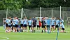 Stefan Leitl spricht beim Hertha-BSC-Auftakttraining mit der Mannschaft auf dem Trainingsplatz.
