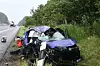 Feuerwehr befreit Schwerverletzte aus stark zerstörtem Toyota am Straßenrand nach Unfall.