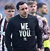 Manolis Saliakas spricht vor dem FC-St.-Pauli-Team und Fans nach dem Abstieg.