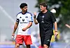 Martin Adeline und Trainer Merlin Polzin sprechen beim HSV-Training in Kematen.