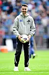 Fabio Vieira vom HSV hält einen Ball auf dem Rasen im Stadion in Hamburg.
