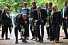 Merz, Dobrindt und Spranger legen im Tiergarten Blumen nieder, begleitet von weiteren Personen in dunkler Kleidung.