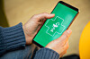 Hände halten Smartphone mit Apotheken-Symbol für den Onlinepreisvergleich.