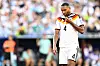 Jonathan Tah im Deutschland-Trikot blickt nach unten und hält die Hand vor den Mund nach dem WM-Spiel gegen Paraguay.