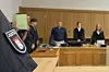 Jugendrichterin und Richter stehen im Gerichtssaal vor Prozessbeginn eines Mordverfahrens.