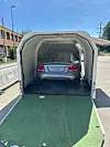 Sportwagen in einem offenen Transportanhänger vor dem Hauptzollamt Singen.