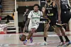 Zakai Zeigler von Nanterre 92 dribbelt zwischen Monaco-Verteidigern im Playoff-Spiel in Monaco.