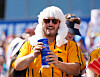 Zuschauer im US-Feiertagsoutfit trinkt vor dem WM-Spiel auf der Tribüne Bier.
