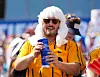 Zuschauer im US-Feiertagsoutfit trinkt vor dem WM-Spiel auf der Tribüne Bier.