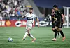 Thomas Müller passt den Ball vor Son Heung-min im MLS-Playoff-Spiel in Vancouver.