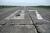 Die Start- und Landebahn des ehemaligen Militärflugplatzes Pütnitz, der seit dem Abzug der russischen Gardefliegereinheit im April 1994 brach liegt.