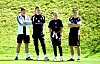 Merlin Polzin, Claus Costa, Kathleen Krüger und Loic Fave stehen im HSV-Trainingslager in Längenfeld am Trainingsplatz
