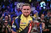 Luke Littler hält in Blackpool die Betfred World Matchplay Trophy nach dem Finalsieg gegen Gerwyn Price.