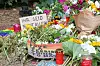 Blumen, Kerzen und Protestschilder am Tatort in Berlin nach dem CSD-Vorfall.