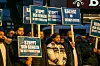 Demonstranten halten in Hamburg Schilder mit der Forderung nach einem Kalifat, Polizei überwacht die Versammlung.