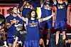 Marc Cucurella jubelt mit Spaniens WM-Team vor dem Cibeles-Palast in Madrid.