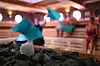 Crushed-Ice-Bälle liegen neben dem Sauna-Ofen in einer Sauna für einen Event-Aufguss bereit.
