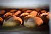 Brote backen im heißen Ofen der Bäckerei und Konditorei Plentz in Schwante.
