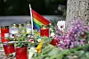 Blumen, Kerzen und Regenbogenflagge am Tatort nach dem Anschlag beim CSD in Berlin. Der Täter war schon früh auffällig. (Archivbild)