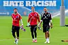 Heuer Fernandes, Daniel Sander Tangvik und Torwarttrainer Sven Höh beim HSV-Training in Hamburg.