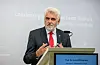 Armin Willingmann spricht bei der Pressekonferenz der Landesregierung Sachsen-Anhalt am Rednerpult.
