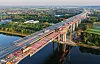 Das Mittelstück der neuen Rader Hochbrücke wird langsam über dem Nord-Ostsee-Kanal eingehoben. (Archivbild)
