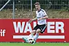 Elias Baum von Eintracht Frankfurt kontrolliert den Ball gegen Trabzonspor in Salzburg.