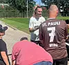 Jackson Irvine schreibt nach dem St. Pauli-Training Autogramme.