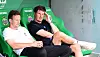 Claus Costa und Merlin Polzin sitzen auf der HSV-Bank beim Testspiel gegen SK Rapid Wien in Wien.