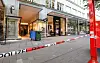 Polizeiband vor einem beschädigten Bekleidungsgeschäft in der Mönckebergstraße