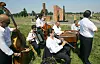 Roma und Sinti bei einer Gedenkfeier im ehemaligen Roma-Lager in Auschwitz-Birkenau.