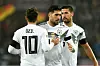 Emre Can umarmt Mesut Özil