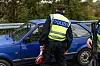 Ein Polizeibeamter spricht mit einem Autofahrer (Symbolbild).