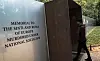 Besucher gehen im Tiergarten an der Gedenkstätte für ermordete Sinti und Roma vorbei.