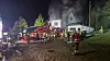 Einsatzkräfte der Feuerwehr löschen einen Brand.