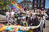 Die Veranstalter präsentieren das lange Regenbogenseil vor der Davidwache auf der Reeperbahn.