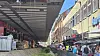 Neue Sternbrücke wird verschoben, Schaulustige stehen entlang der Baustelle und beobachten das Manöver.
